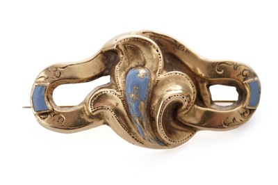 Lot 823 - An Art Nouveau gold brooch