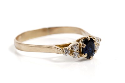 Lot 698 - A sapphire and diamond ring