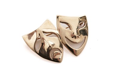 Lot 696 - A 9ct yellow gold mask form brooch