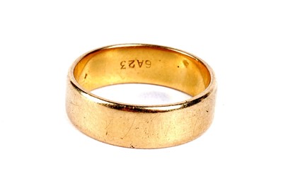 Lot 214 - A 22ct yellow gold wedding ring