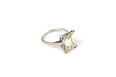 Lot 793 - A single stone diamond ring