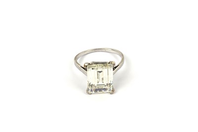 Lot 793 - A single stone diamond ring