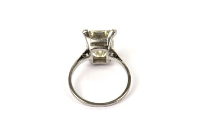 Lot 793 - A single stone diamond ring