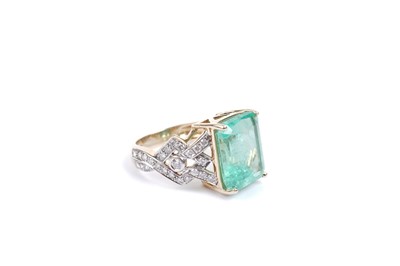 Lot 794 - An emerald and diamond dress ring