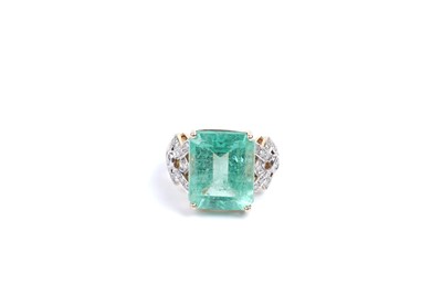 Lot 794 - An emerald and diamond dress ring