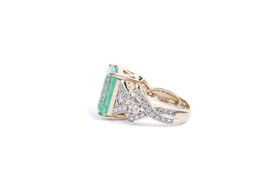 Lot 794 - An emerald and diamond dress ring