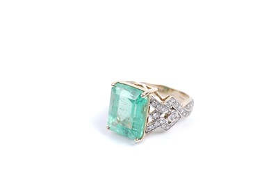 Lot 794 - An emerald and diamond dress ring