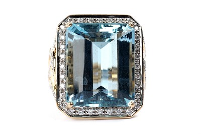 Lot 795 - An aquamarine and diamond ring