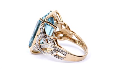 Lot 795 - An aquamarine and diamond ring