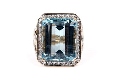 Lot 795 - An aquamarine and diamond ring