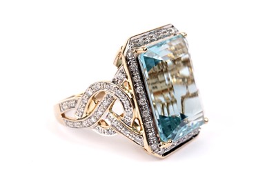 Lot 795 - An aquamarine and diamond ring