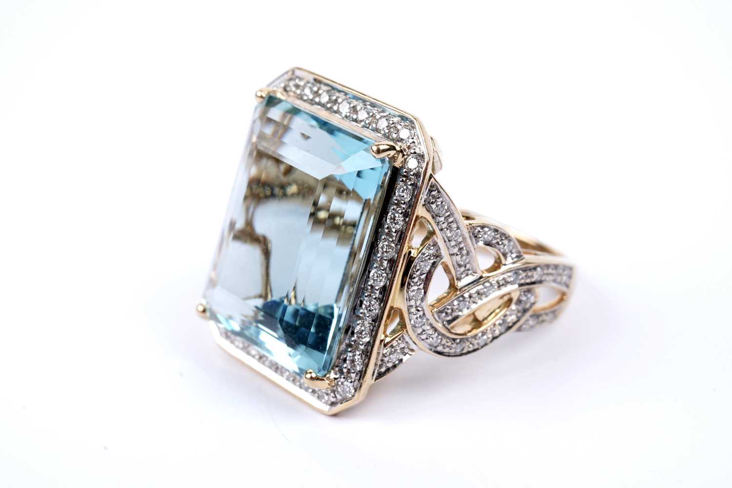 Lot 795 - An aquamarine and diamond ring