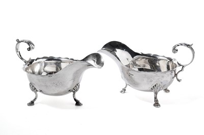 Lot 1044 - A pair of Edwardian silver gravy boats