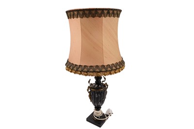 Lot 199 - An early 20th Century marble table lamp and shade