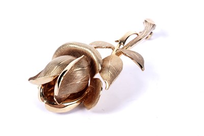 Lot 927 - A vintage 9ct yellow gold rose sprig brooch