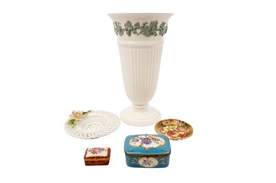 Lot 347 - A collection of ceramics including Wedgewood, Royal Worcester and others