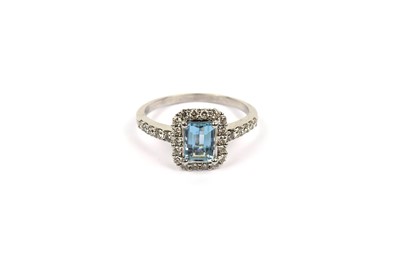 Lot 674 - An aquamarine and diamond cluster ring