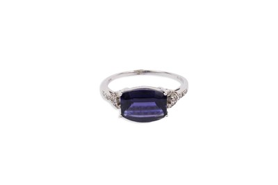 Lot 675 - A tanzanite and diamond ring