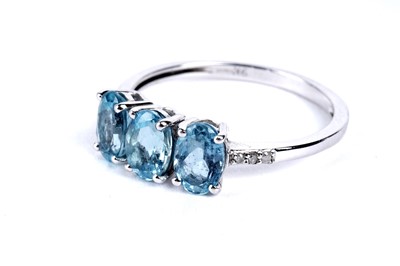 Lot 101 - An aquamarine and diamond dress ring