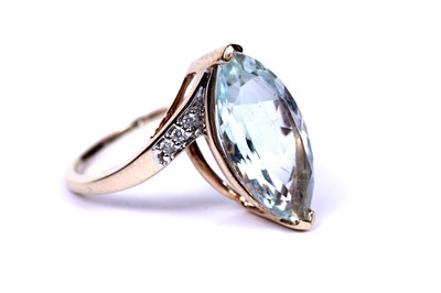 Lot 763 - A Santa Maria aquamarine and diamond dress ring