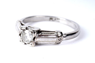 Lot 124 - A solitaire diamond ring