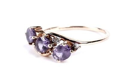 Lot 117 - A Mahenge purple spinel and diamond dress ring