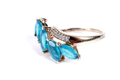 Lot 120 - A neon apatite and diamond dress ring