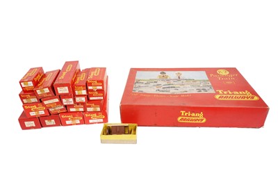 Lot 194 - A Tri-ang 00/HO gauge R2 Passenger Train electric railway set; and Tri-Ang rolling stock