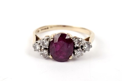 Lot 607 - A ruby and diamond ring