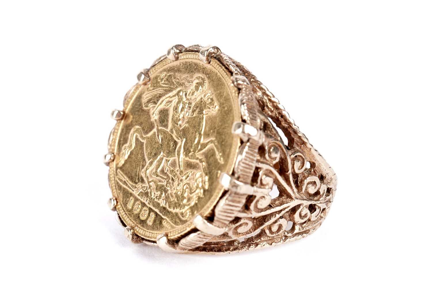 Lot 308 - A George V gold sovereign ring