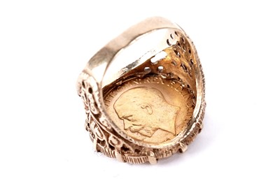 Lot 308 - A George V gold sovereign ring