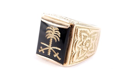 Lot 309 - An onyx signet ring