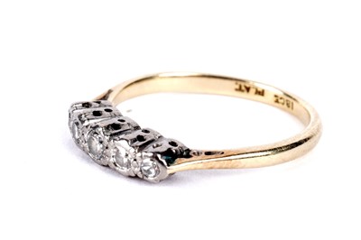 Lot 311 - A diamond five stone ring