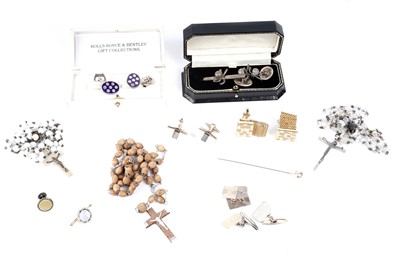 Lot 252 - A selection of silver and costume jewellery