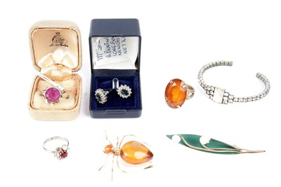 Lot 208 - A selection of costume jewellery