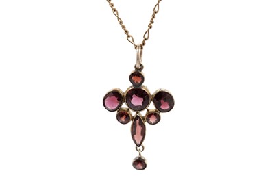 Lot 847 - An Edwardian garnet pendant