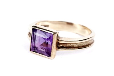 Lot 270 - An amethyst single stone ring