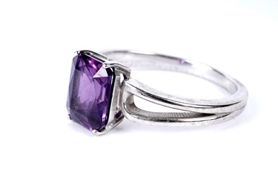 Lot 346 - A synthetic sapphire single stone dress ring