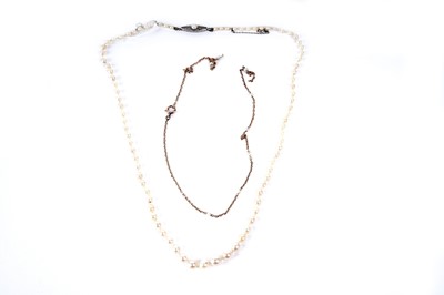 Lot 288 - A graduated single strand cultured pearl necklace; and another pearl necklace