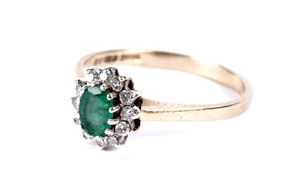 Lot 291 - An emerald and diamond cluster ring