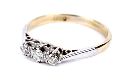 Lot 289 - A diamond three stone ring