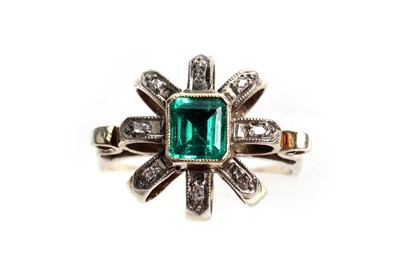 Lot 771 - An emerald and diamond dress ring