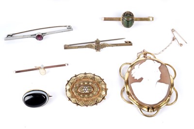 Lot 321 - A selection of brooches