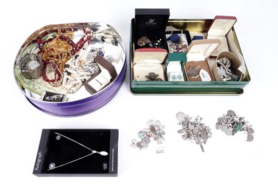 Lot 322 - A selection of silver and costume jewellery