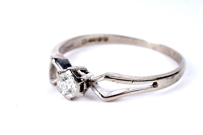 Lot 350 - A solitaire diamond ring