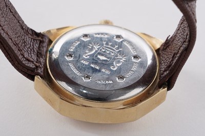 Lot 587 - Sicura Jump Hour: a gilt metal cased multi-aperture wristwatch