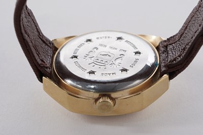 Lot 587 - Sicura Jump Hour: a gilt metal cased multi-aperture wristwatch