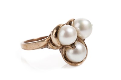 Lot 809 - A cultured pearl trefoil pattern ring