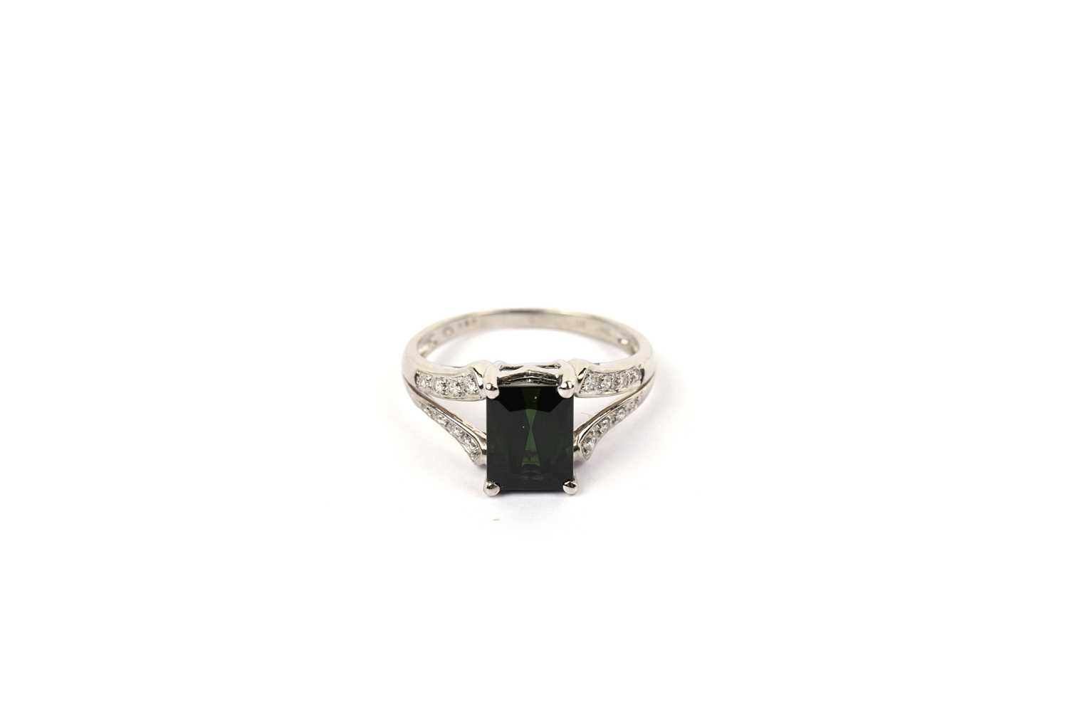 Lot 698 - A green tourmaline and diamond ring