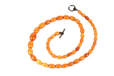 Lot 39 - A butterscotch amber bead necklace